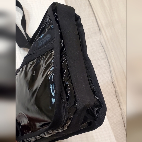 LeSportsac Shiney Black Deluxe Everyday Expandable Travel Shoulder/Cross Bag EUC - Picture 8 of 15